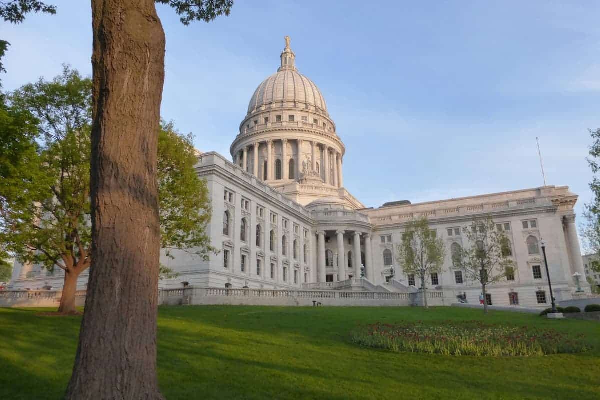 Wisconsin advierte contra apuestas electorales en mercados de predicción
