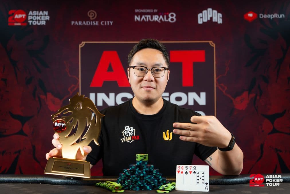 Danny Tang celebrando con un trofeo APT Silhouette