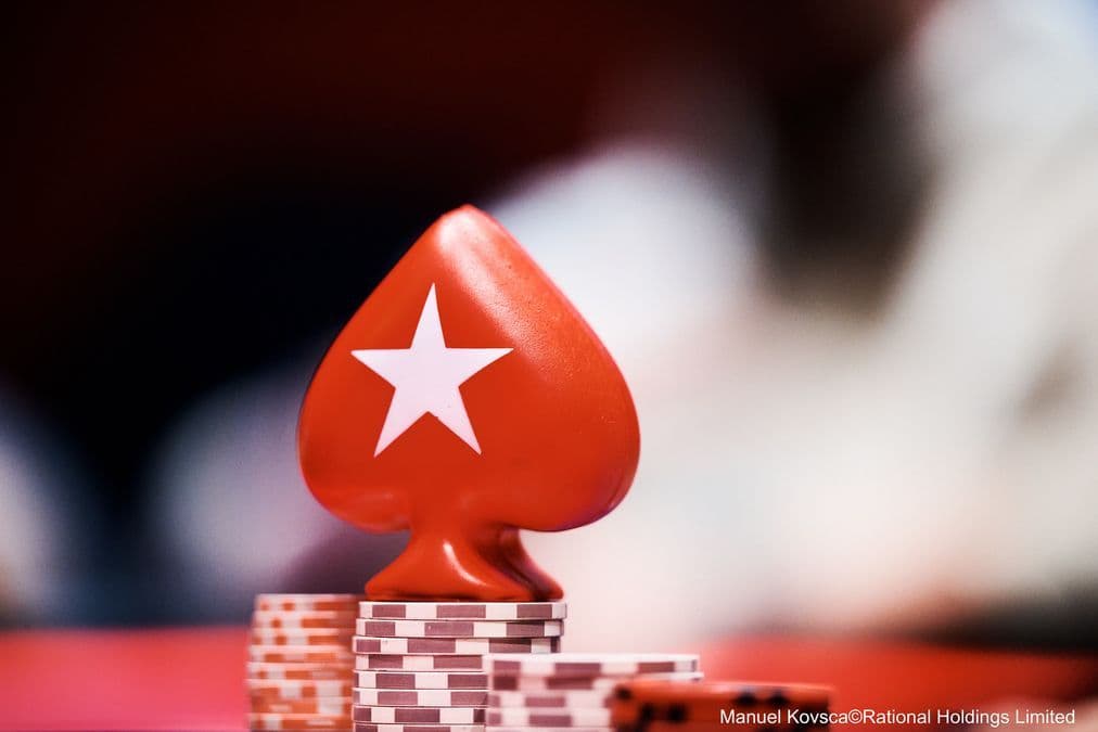 Mesa virtual de póker de PokerStars mostrando una serie de torneos