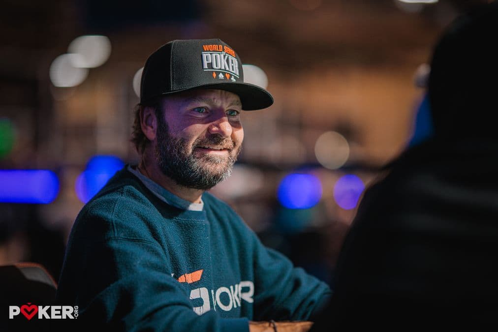 Daniel Negreanu hablando sobre una jugada de póker en WSOP