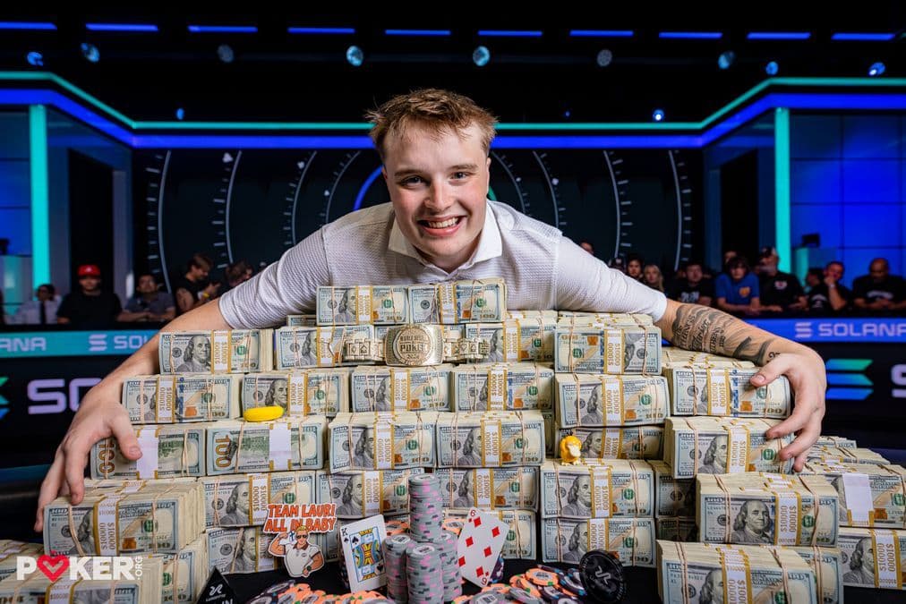 Lucas Jumalon celebrando su victoria en la WSOP con sus seguidores animándolo.