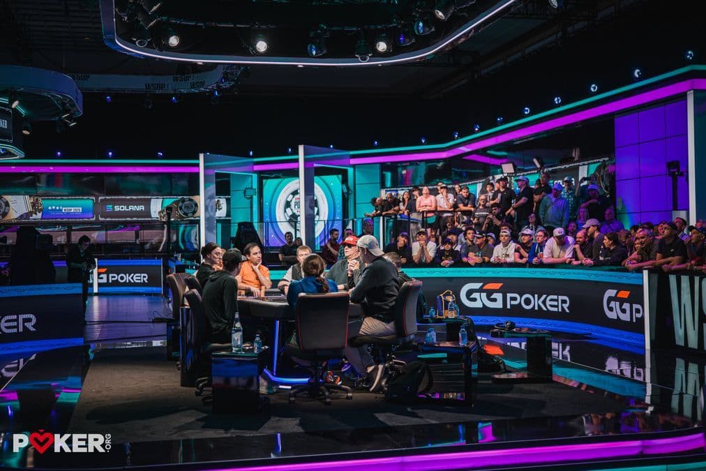 Jugadores del Evento Principal de la WSOP en la mesa de poker con fichas y cartas