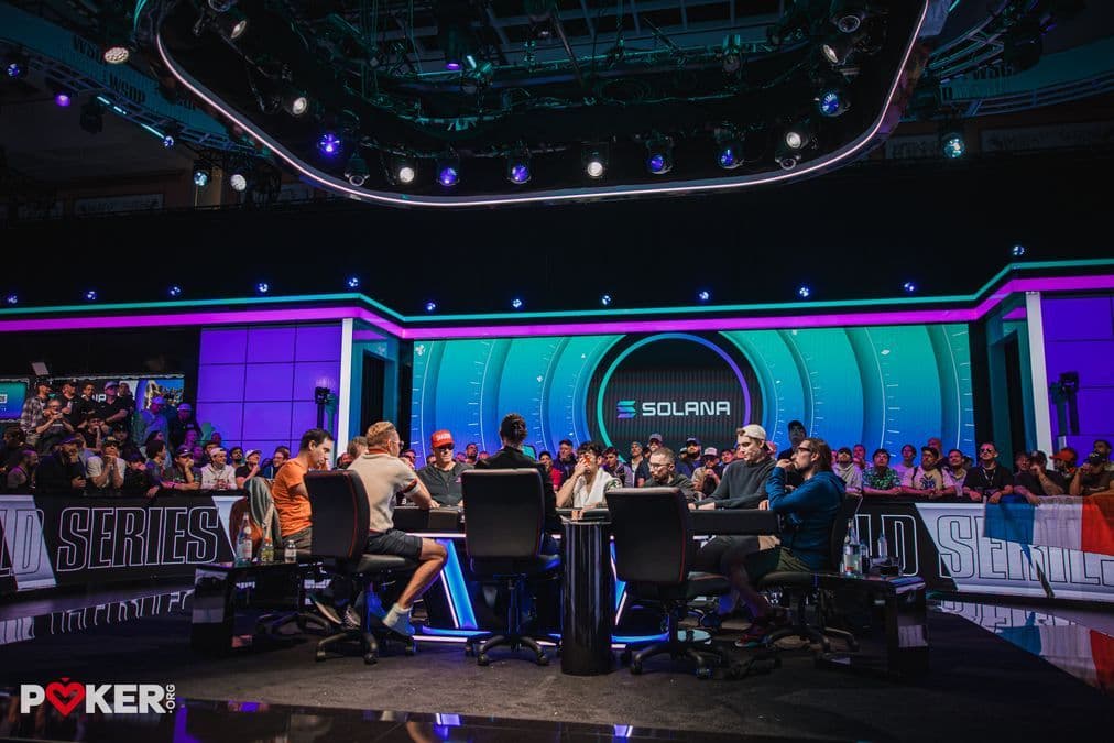 Una mesa de póker con cartas y fichas durante un torneo de WSOP