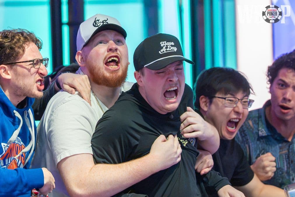 Lucas Jumalon en la mesa final del WSOP con su equipo de apoyo