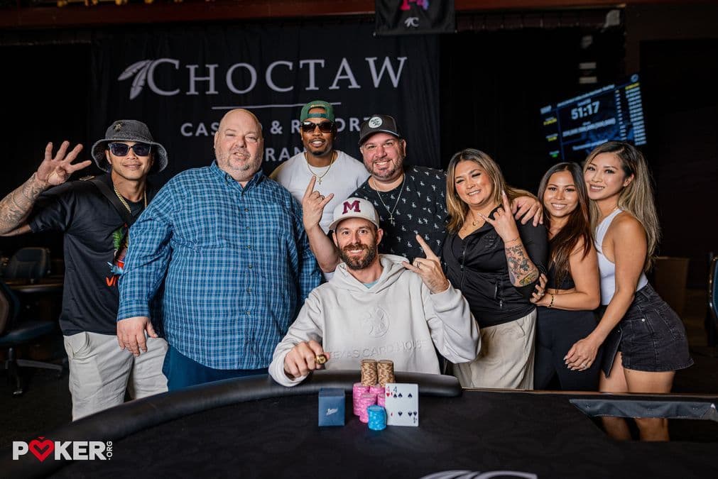 Carson Wieland celebrando su victoria en el WSOP Circuit en Choctaw