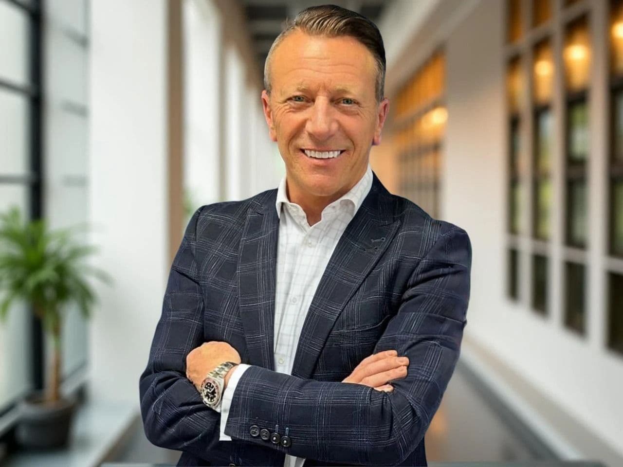 Gary Harrison, el nuevo CCO de SolutionsHub, sonriendo en un evento empresarial