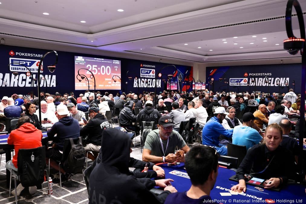 Mesa de póker en EPT Barcelona 2026 con fichas y cartas, grandes jugadores concentrados en acción