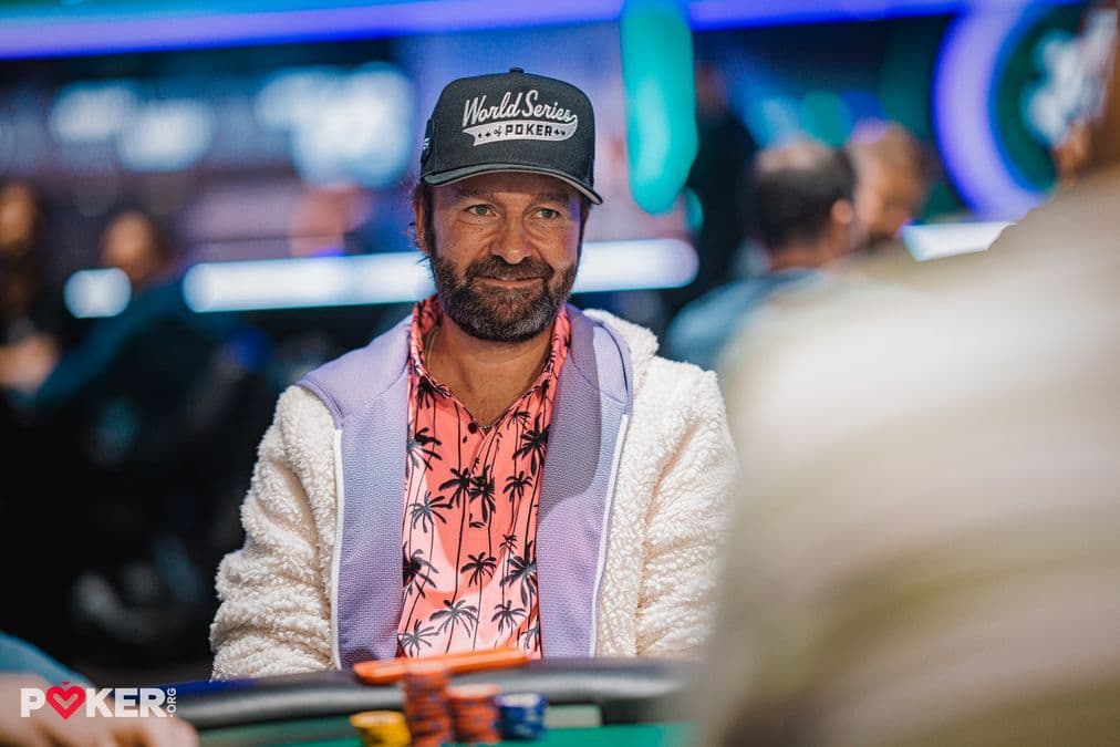 Fichas de póker y brazaletes de oro del WSOP en una mesa de fieltro en un torneo en las Bahamas
