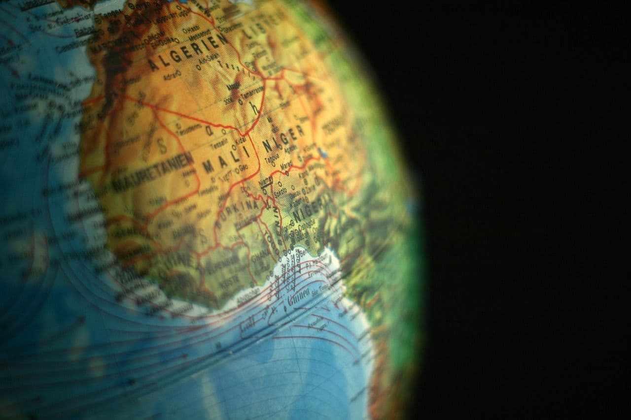 Ilustración editorial de los logotipos de GiG y 888AFRICA sobre un mapa de África con detalles financieros en segundo plano