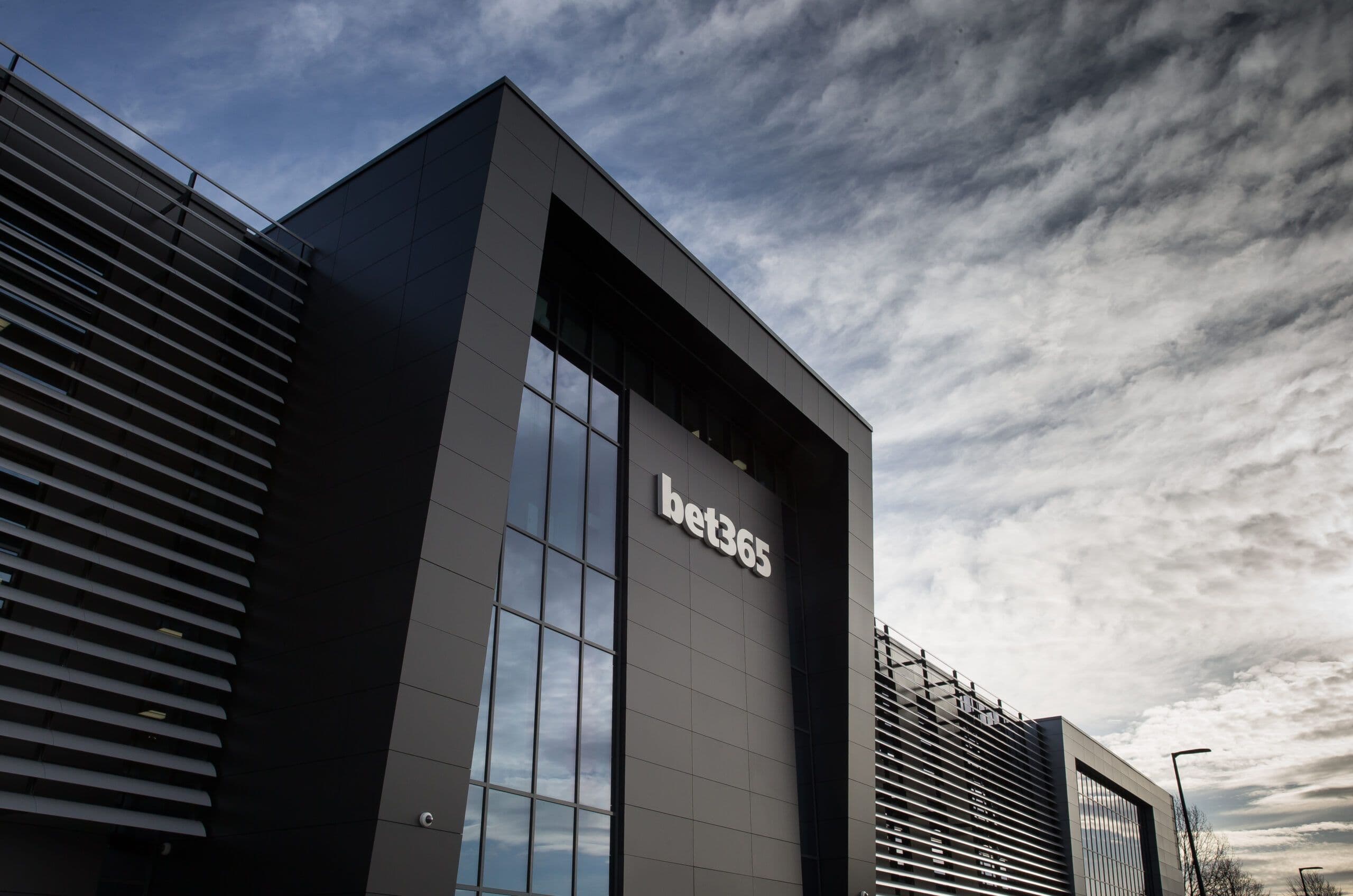 Lanzamiento de bet365 con sportsbook y casino en una pantalla digital sobre fondo de Virginia Occidental.