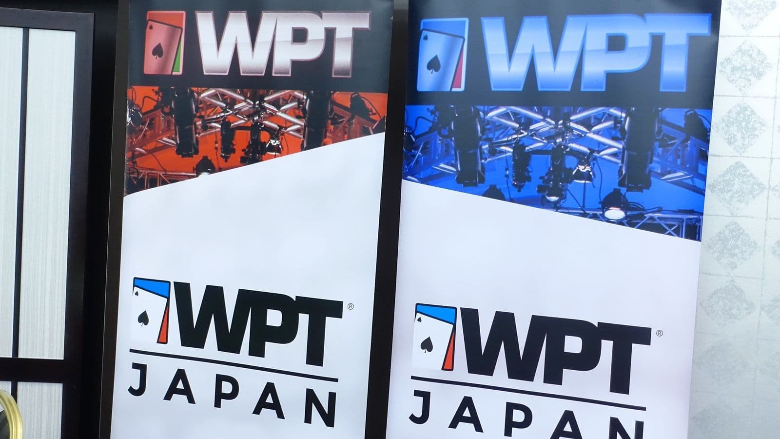 Un tapete de póker vacío y fichas sobre una mesa en un entorno de torneo cancelado en Japón