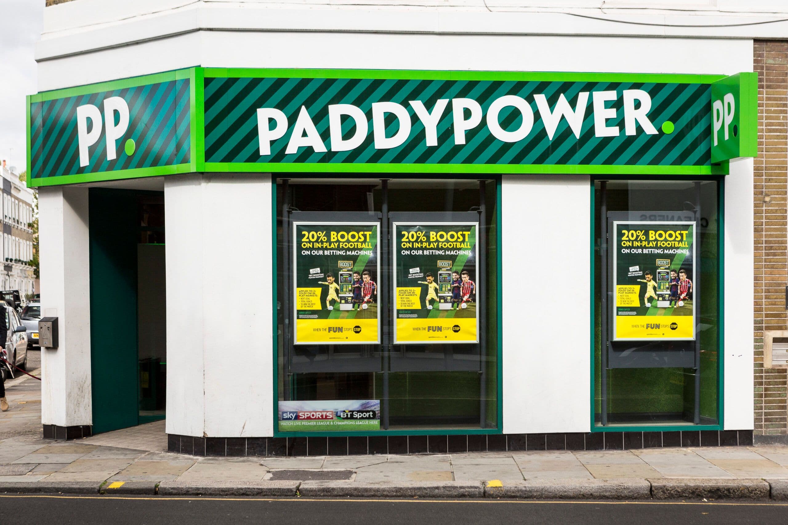 Frentes de tiendas Paddy Power en el Reino Unido e Irlanda que reflejan cierres potenciales debido a impuestos de juegos más altos