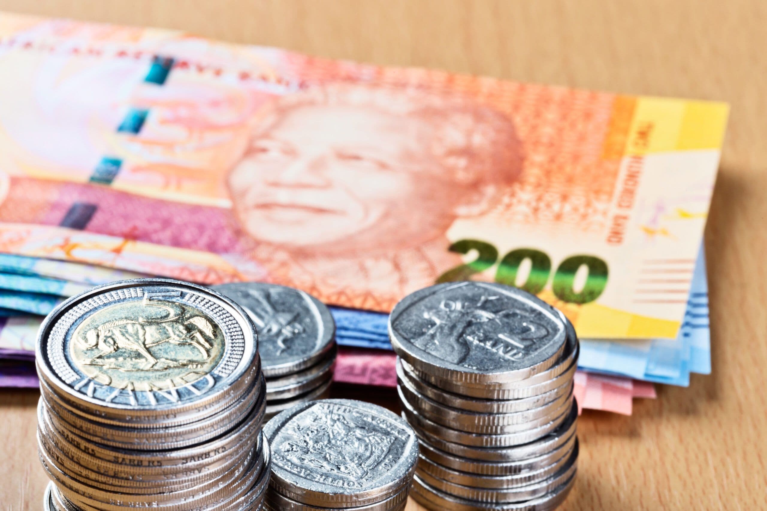 Una representación digital de la interfaz de la plataforma Sunbet en múltiples dispositivos, contra un horizonte urbano sudafricano.