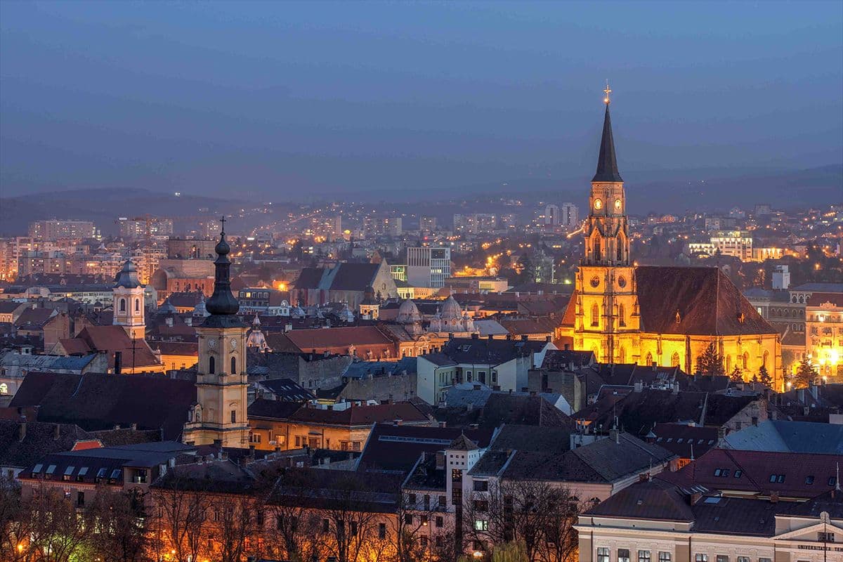 Vista panorámica de Cluj-Napoca con señalización de prohibición de juego y fichas de póker
