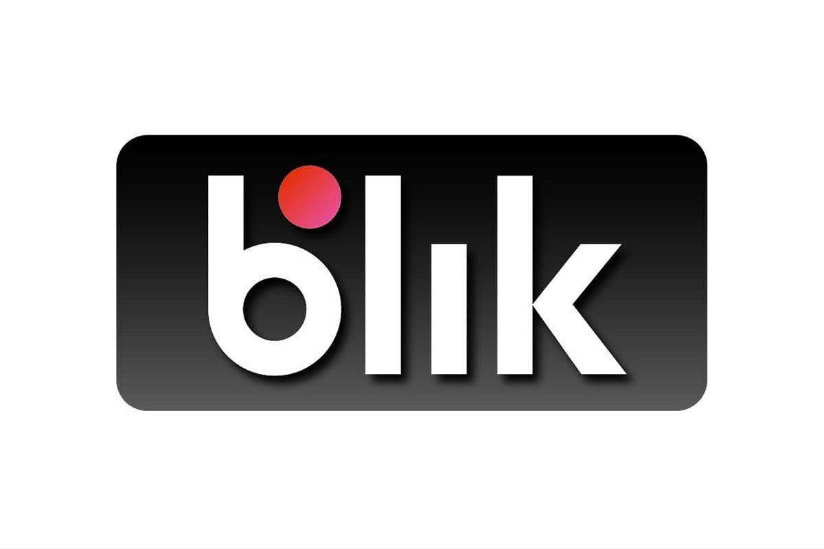 Ilustración de un teléfono móvil con BLIK rechazando un pago a un sitio de apuestas no autorizado, sobre fondo de bandera polaca