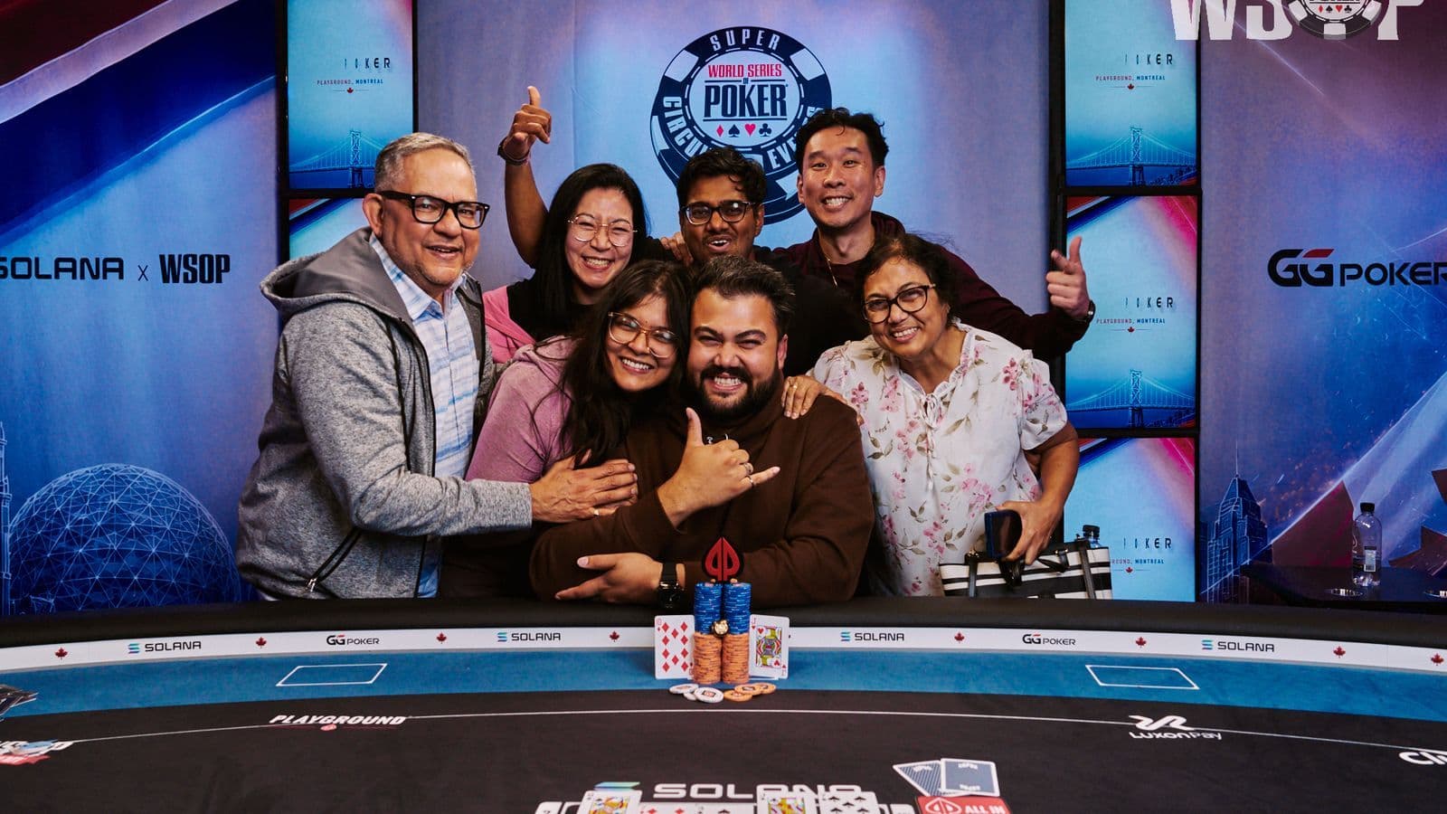 Mayukh Chakraborty celebrando con el anillo del Main Event Super Circuit WSOP Canadá tras ganar en Montreal