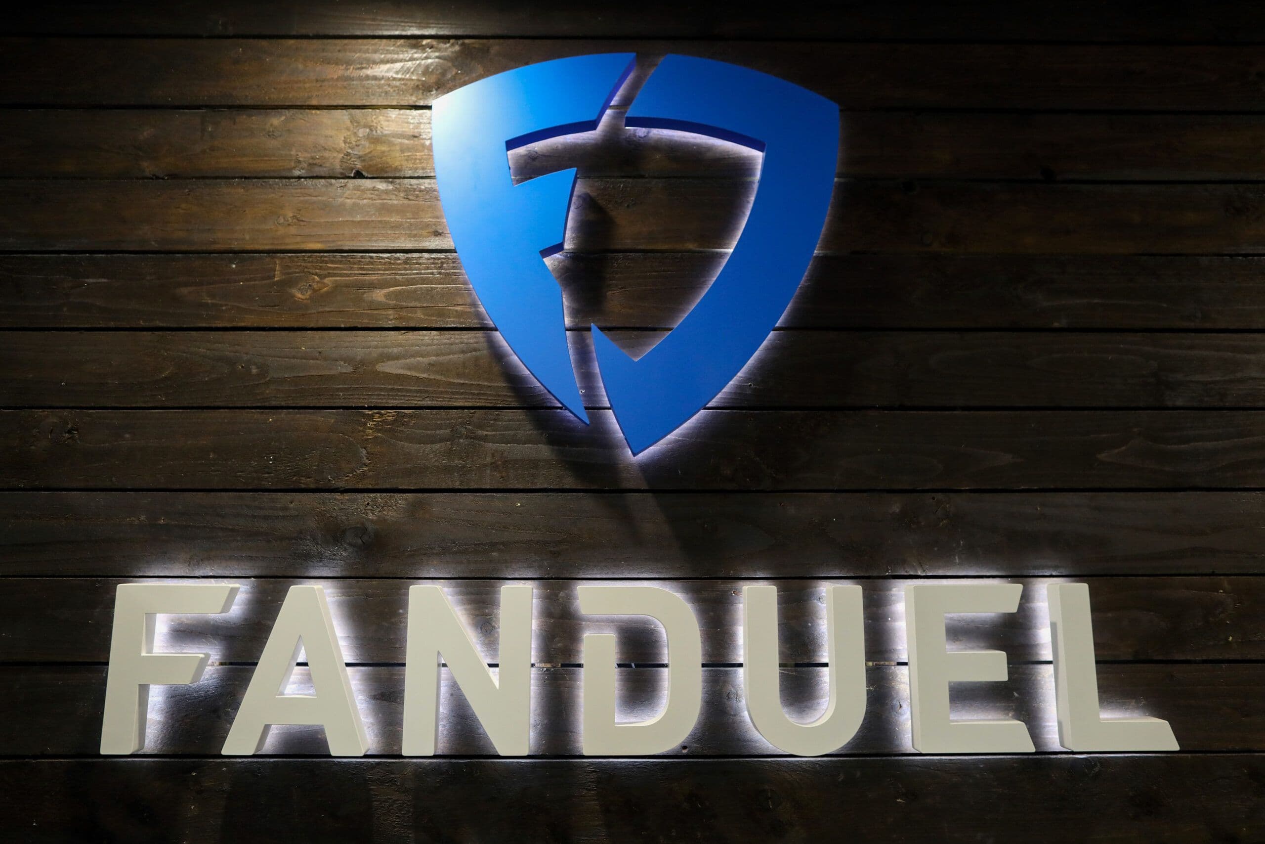 Andrew Moore en un plató de FanDuel TV junto a material de carreras de caballos, representando su etapa como director de la división.