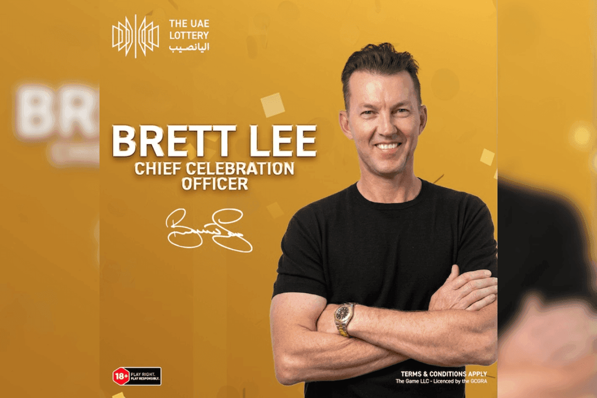 Brett Lee en un evento de La Lotería de los EAU interactuando con ganadores y aficionados en Abu Dabi