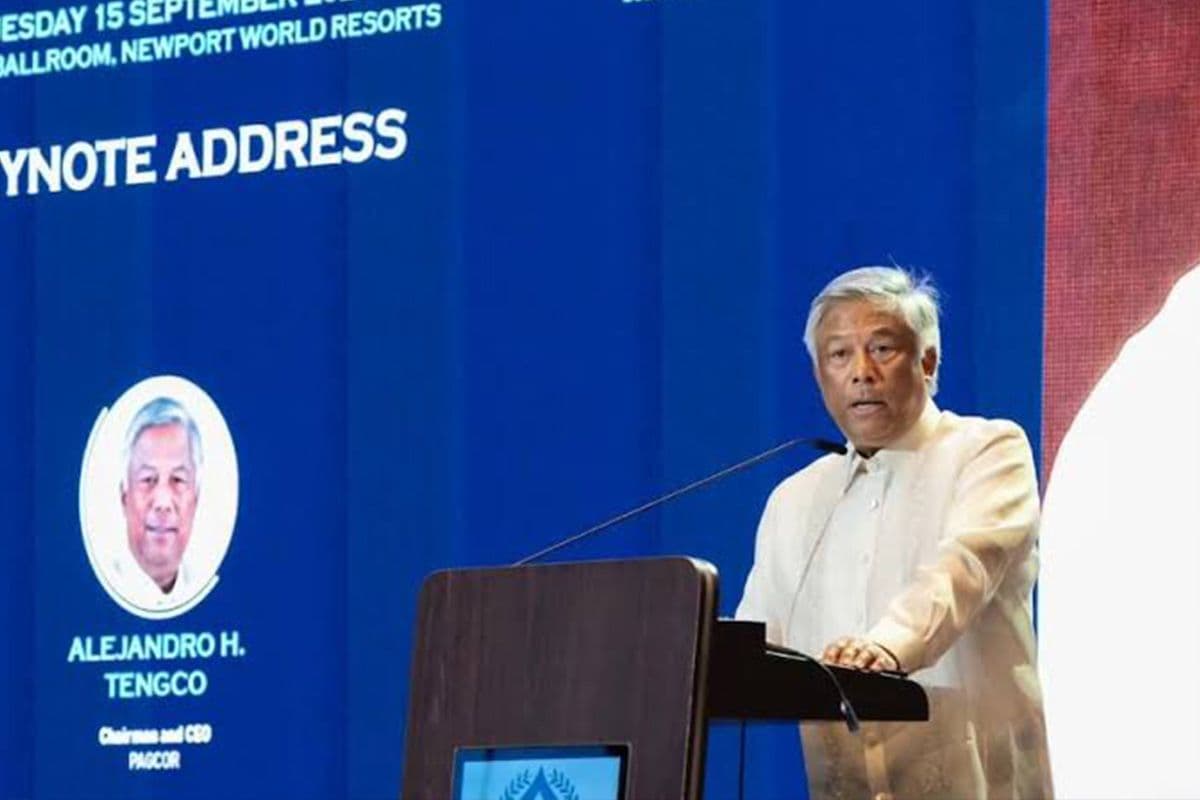 Sede de PAGCOR con señalización y bandera de Filipinas, representando un cambio institucional inminente