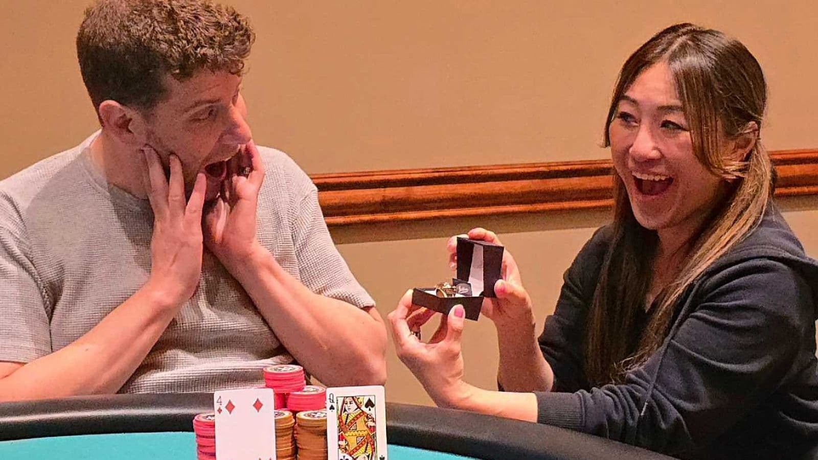 Ari Engel y Daniel Lowery en Horseshoe Council Bluffs con anillos del Circuito WSOP y fichas de póker de la mesa final exhibidas.