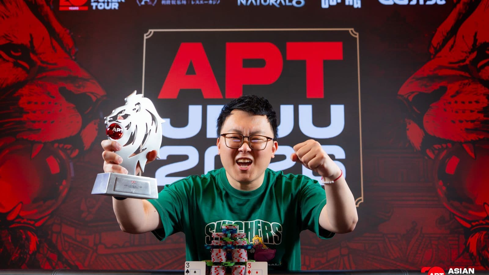 Lee Wee Liew sostiene el Trofeo Silver Lion Silhouette tras ganar la Copa Nacional de Corea en APT Jeju.