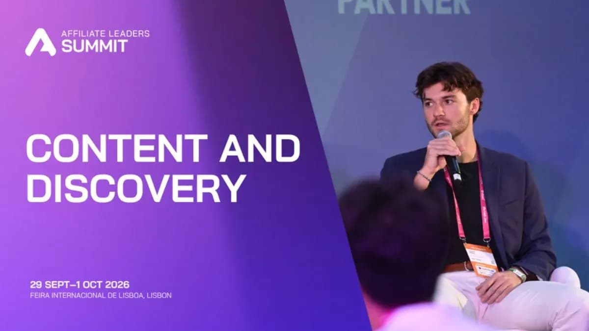 Panel de expertos en SEO y afiliados en la Cumbre de Líderes Afiliados 2026 en Lisboa discutiendo tendencias de búsqueda y descubrimiento en el escenario