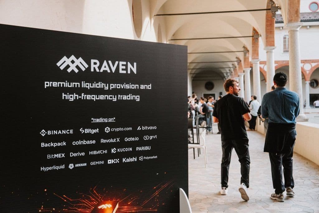 Pantalla de trading de la creadora de mercados Raven mostrando múltiples libros de órdenes y conexiones de intercambio en una interfaz oscura.