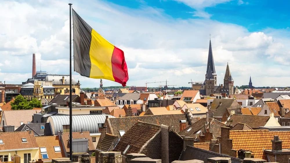 Exterior de un casino de Bruselas con edificios administrativos y documentos legales que significan una investigación en curso