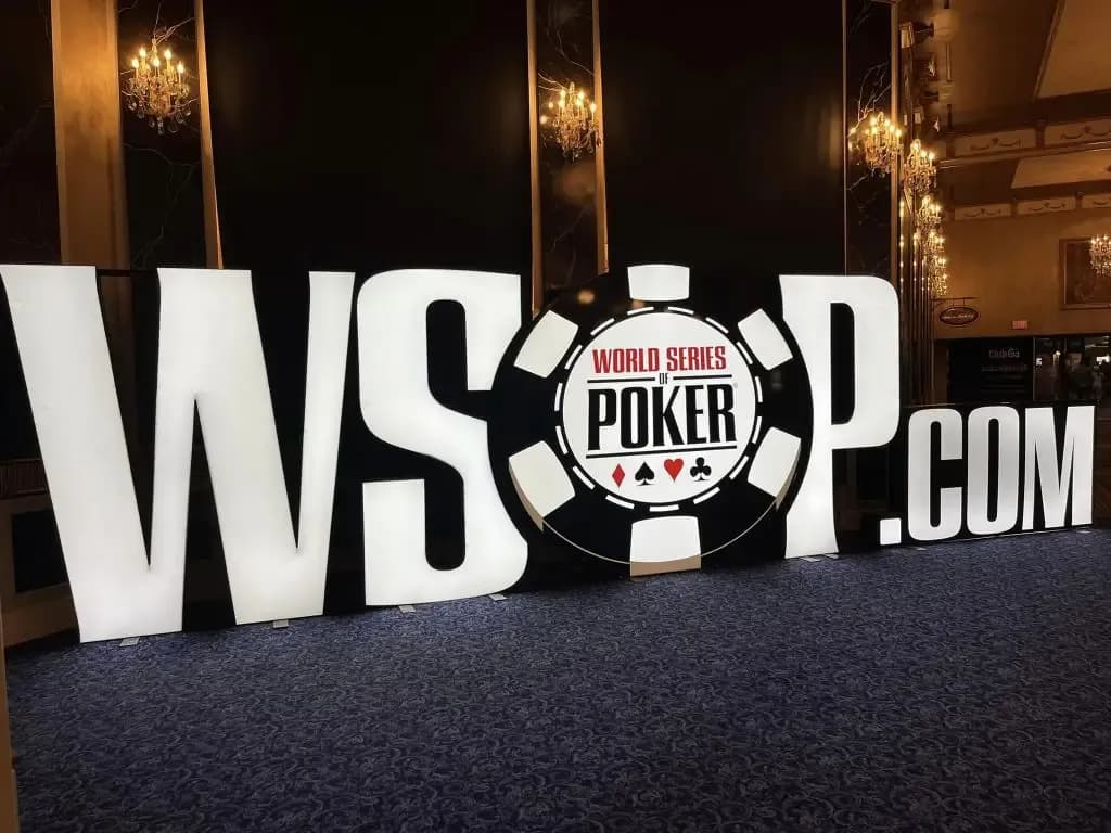 Logotipo del WSOP Online con una mesa de póker digital y fechas de calendario para una serie en línea de múltiples estados