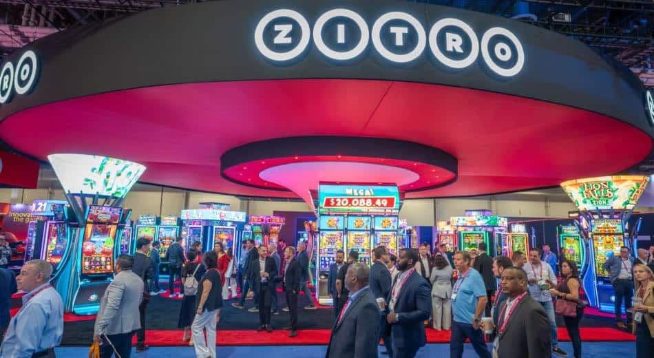 Stand 3258 de Zitro en G2E Las Vegas mostrando la colección FANTASY y cartelería promocional en el primer día