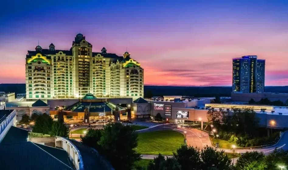 Exterior del Foxwoods Resort Casino con máquinas tragamonedas y señalización resaltando la apertura de una Zona de Innovación en agosto de 2026.