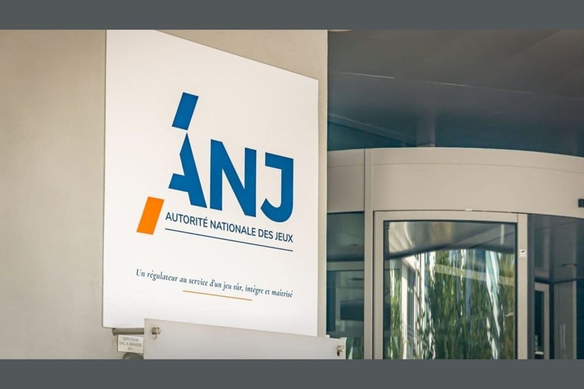 Officials signing the ANJ and ARPP cooperation agreement extending advertising oversight to JONUM in France
