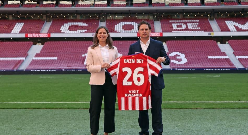 Logotipos de DAZN Bet y Atlético de Madrid anunciando un patrocinio multianual en una presentación oficial