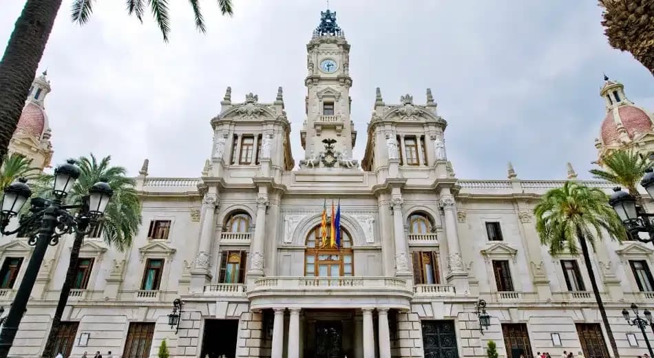 Manos contando billetes junto a documentación municipal sobre convenios y programas preventivos contra la adicción al juego