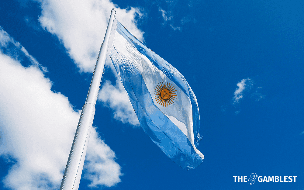 Gráfica y cálculos de recaudación fiscal por apuestas online en Argentina mostrados sobre billetes y una calculadora