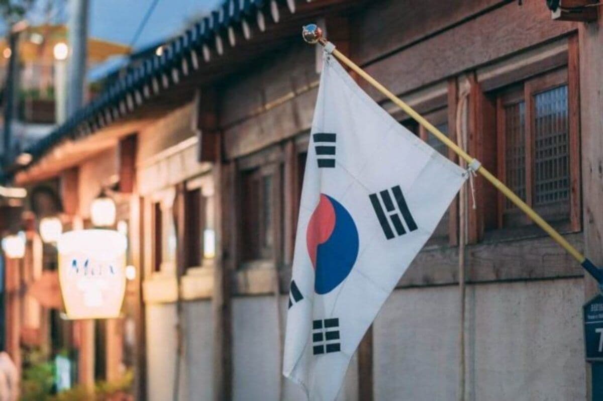 Sello policial y fichas de casino sobre documentos que detallan incautaciones y sospechosos en Corea del Sur
