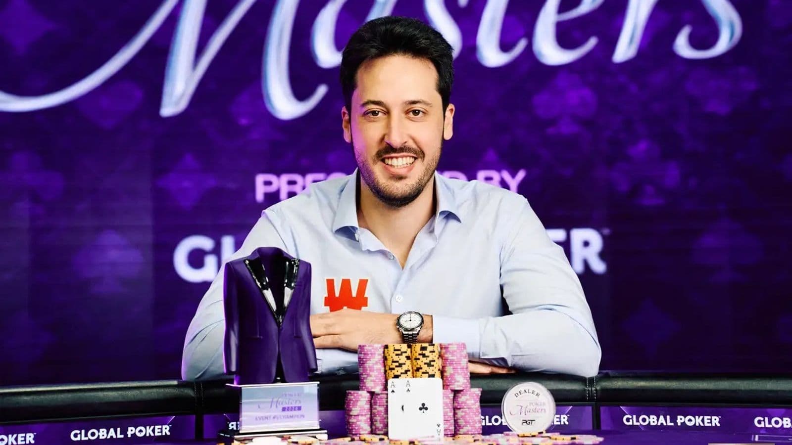 Adrián Mateos celebrando su victoria en el Poker Masters Event #5 en Las Vegas con fichas y trofeo