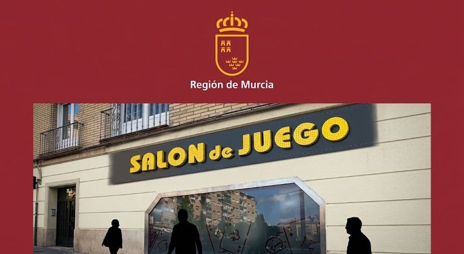 Fachada de un salón de juego con cartelería y control de acceso en un entorno urbano de Murcia