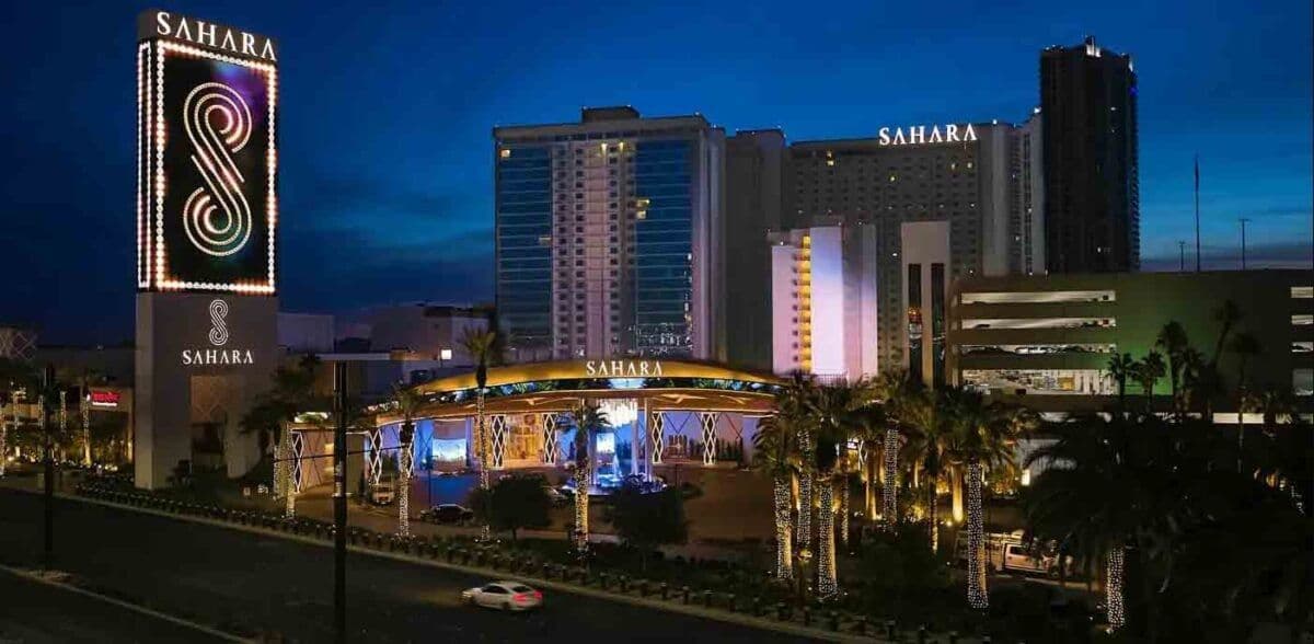 Mostrador del Casino Cage de SAHARA Las Vegas con señalética de pagos y símbolos de criptomonedas