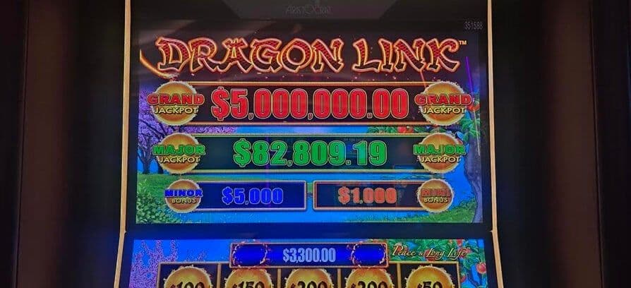 Cheque de premio y tragamonedas Dragon Link con cifra de $5 millones en la sala high‑limit de ARIA