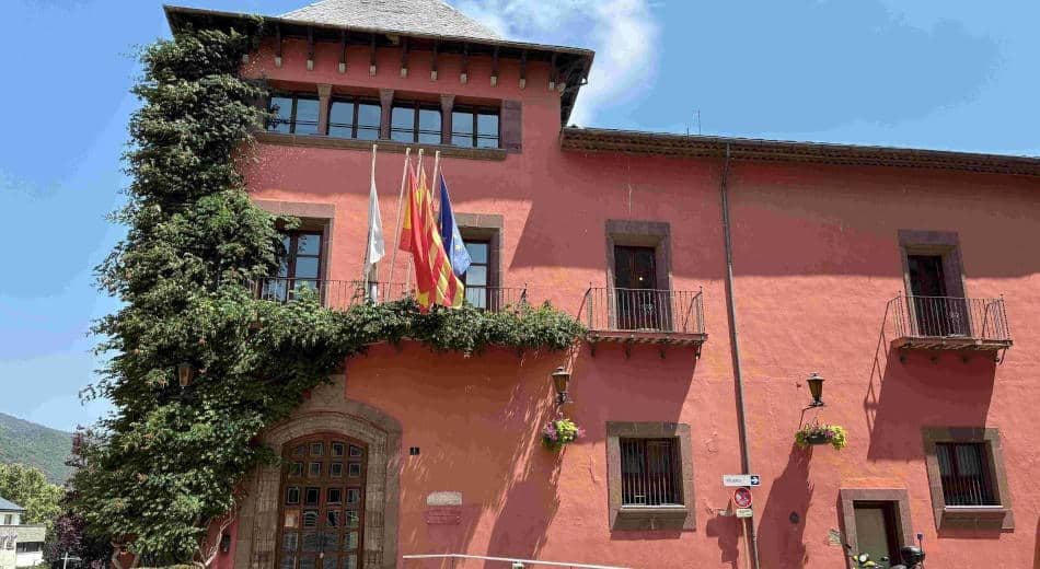 Fachada del Ayuntamiento de La Seu d’Urgell con cartel de información sobre el Plan Especial y suspensión de licencias