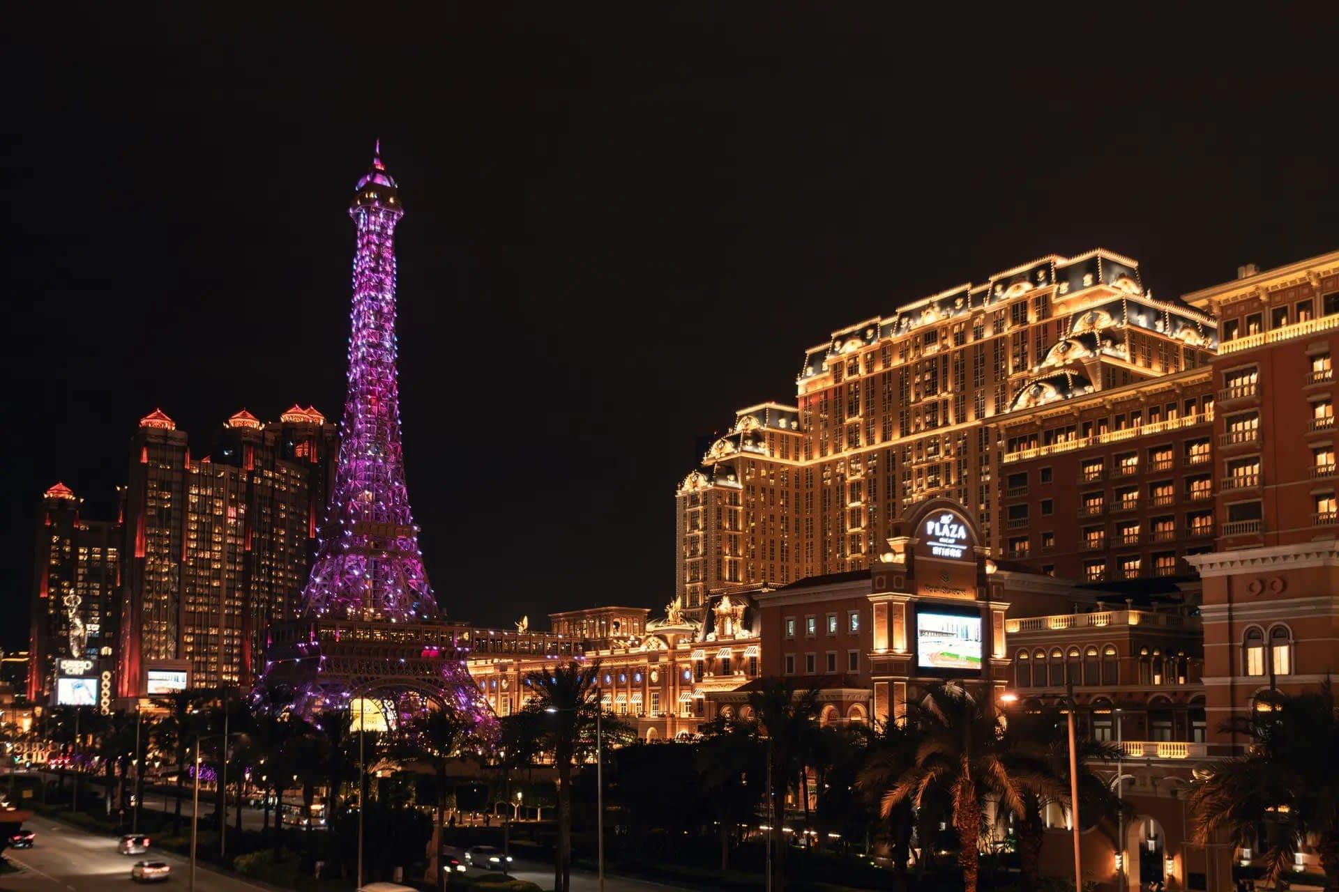 Las Vegas Sands corporate campus and Marina Bay Sands skyline with financial overlay showing Q3 results and buybacks
