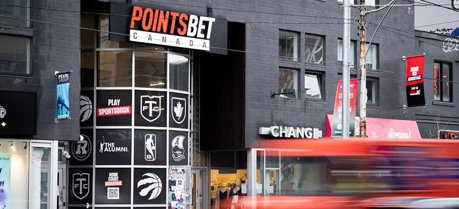 Sello de la Alcohol and Gaming Commission of Ontario junto al logo de PointsBet sobre un fondo institucional