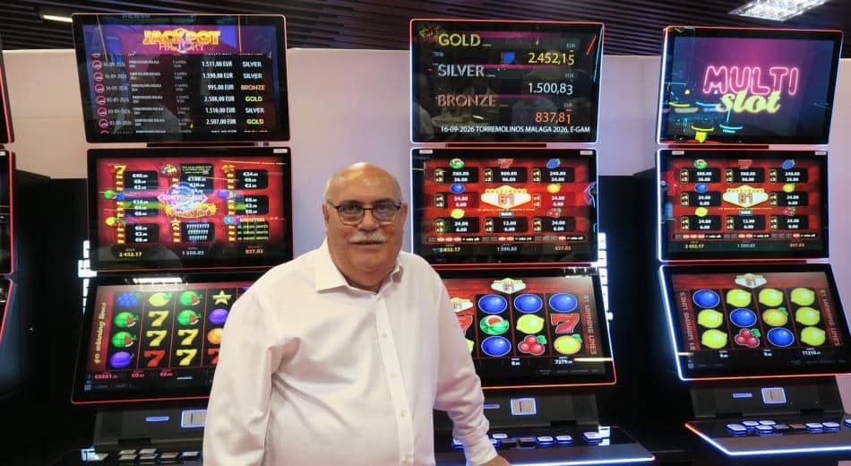 Stand de E‑Gaming Spain en una feria, mostrando la gama E‑FLAT y pantallas de juegos