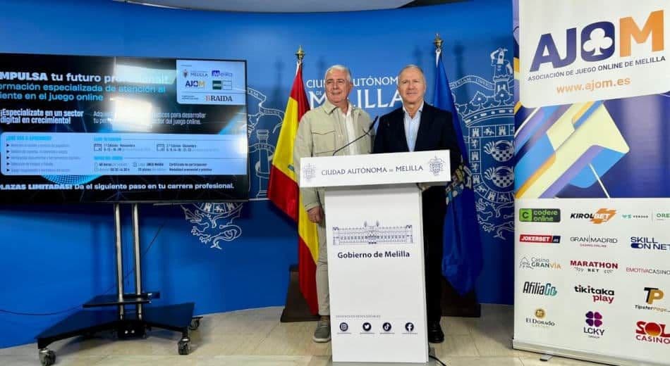 Aula de formación en la UNED Melilla con estudiantes y material sobre juego online