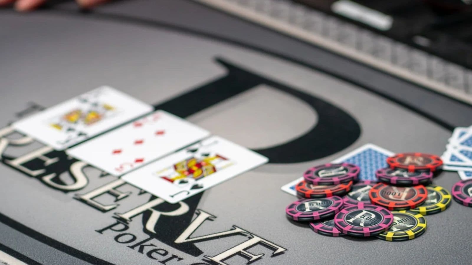 Sala de póker de The Reserve Poker Club con jugadores, fichas y anuncio del WSOP Circuit