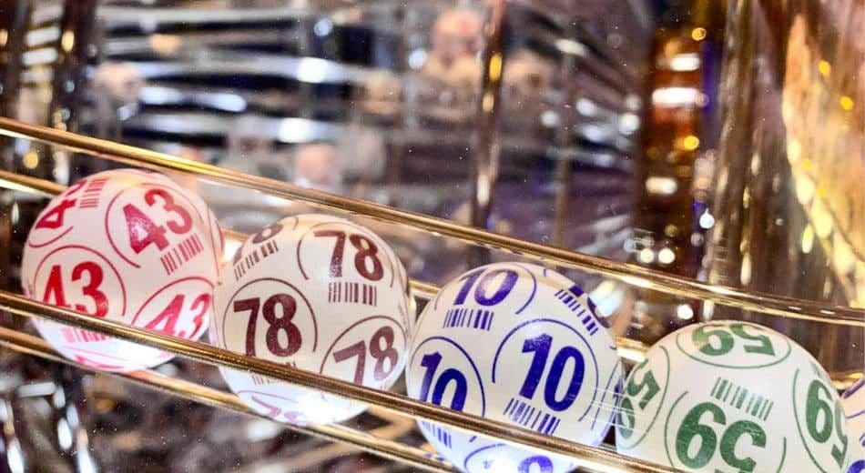 Sala de bingo con máquinas y terminales de pago electrónicos en Canarias durante una sesión
