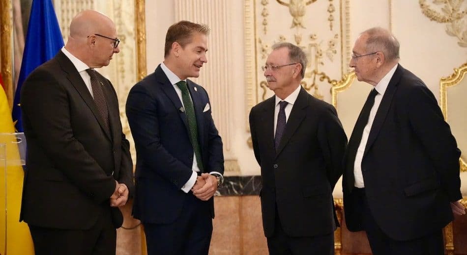 Juan Vivas durante su intervención en la Asamblea General de la Cámara de España en Ceuta, con representantes empresariales al fondo