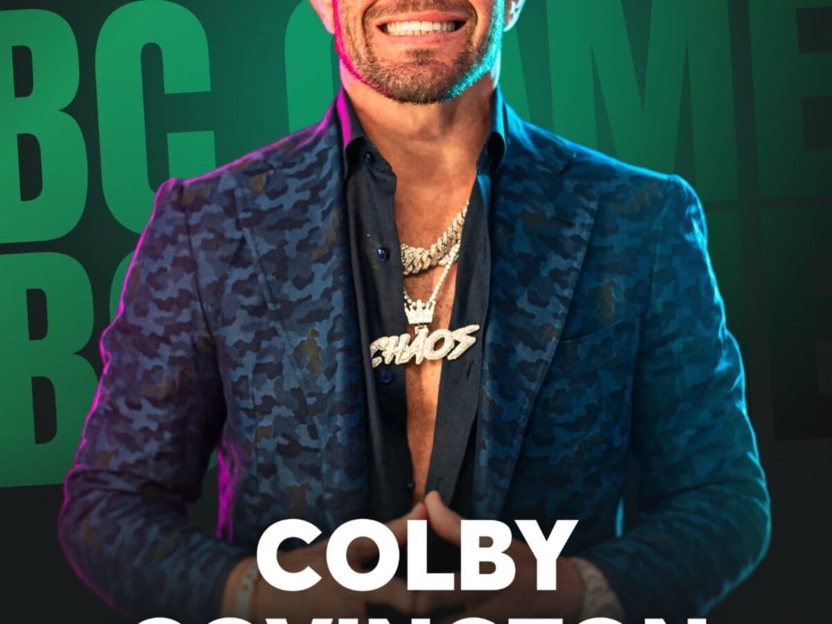 Colby Covington en una sesión promocional junto al logo de BC Game y material de campaña digital