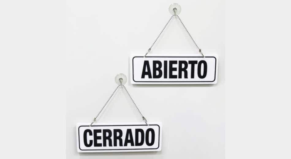 Fachada cerrada de un local de juego con puertas cerradas y ventanas opacas en Castilla y León